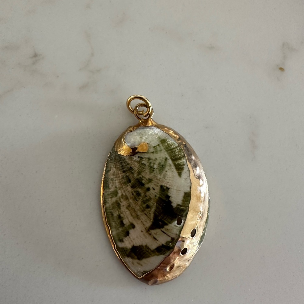 Beautiful Shell Pendants - Picture 3 of 4
